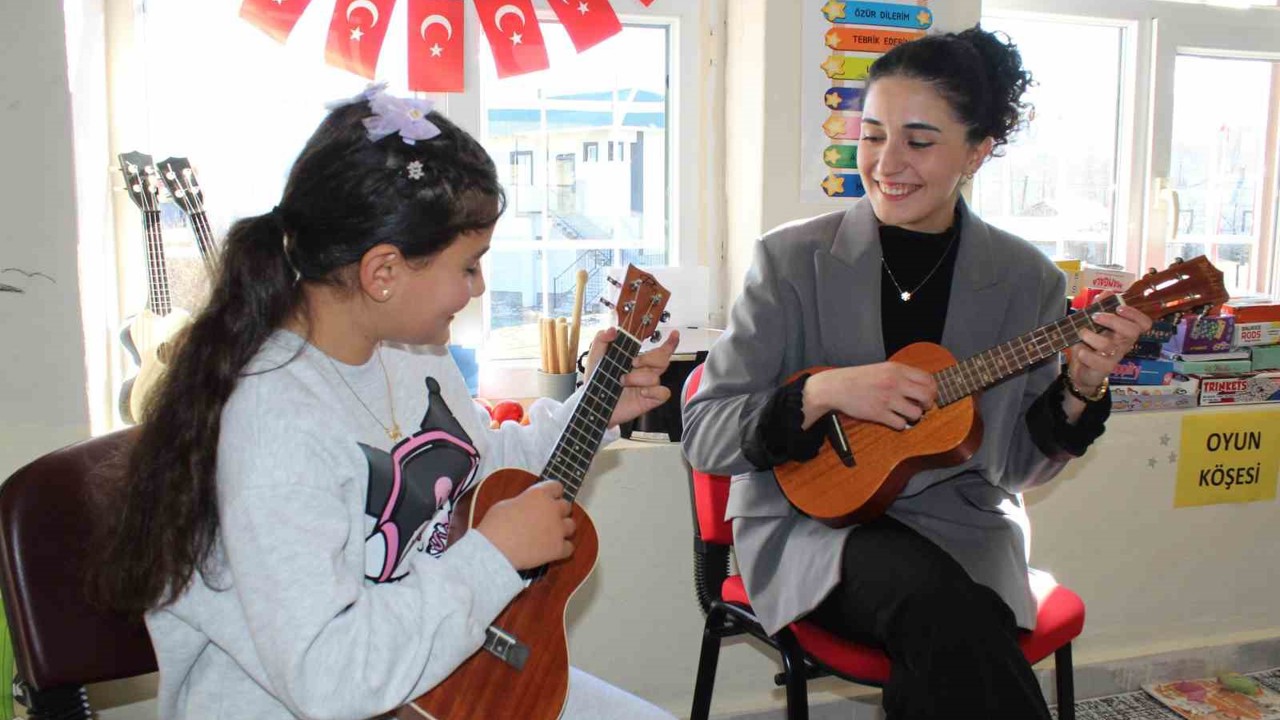 Tek öğretmen, dört öğrenci: Köy okuluna yürek ısıtan dokunuş
