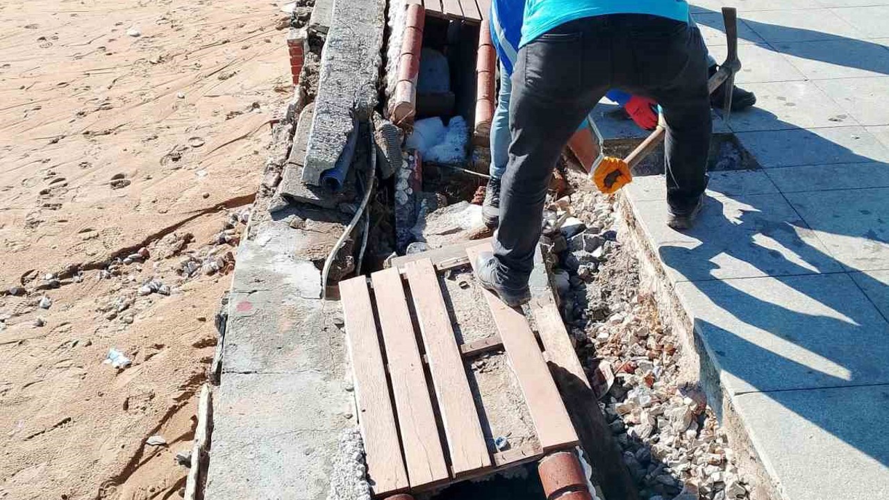 Aydın Büyükşehir Belediyesi’nden hızlı müdahale: Altıkum’da onarım çalışmaları devam ediyor
