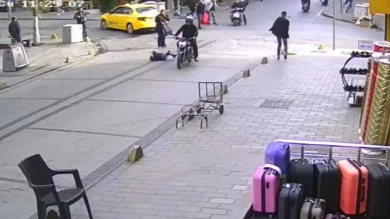 Fatih’te annesinin kolundan yola fırlayan çocuğa motosiklet çarptı, sürücü kaçtı
