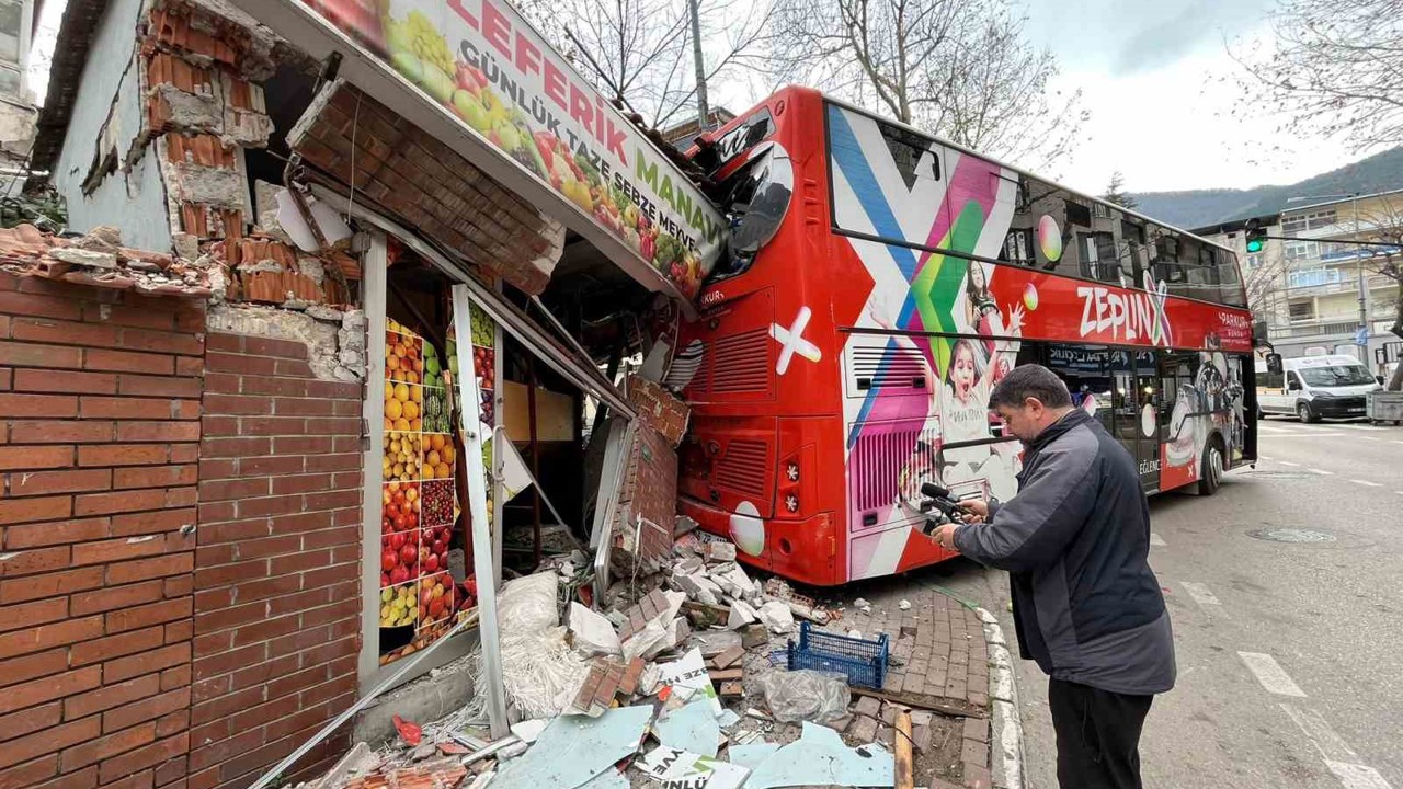İmdat freni boşalan öğrenci otobüsü manava daldı...
