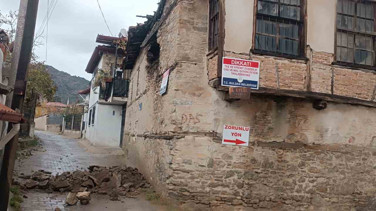 Denizli’de metruk kerpiç binanın duvarı çöktü
