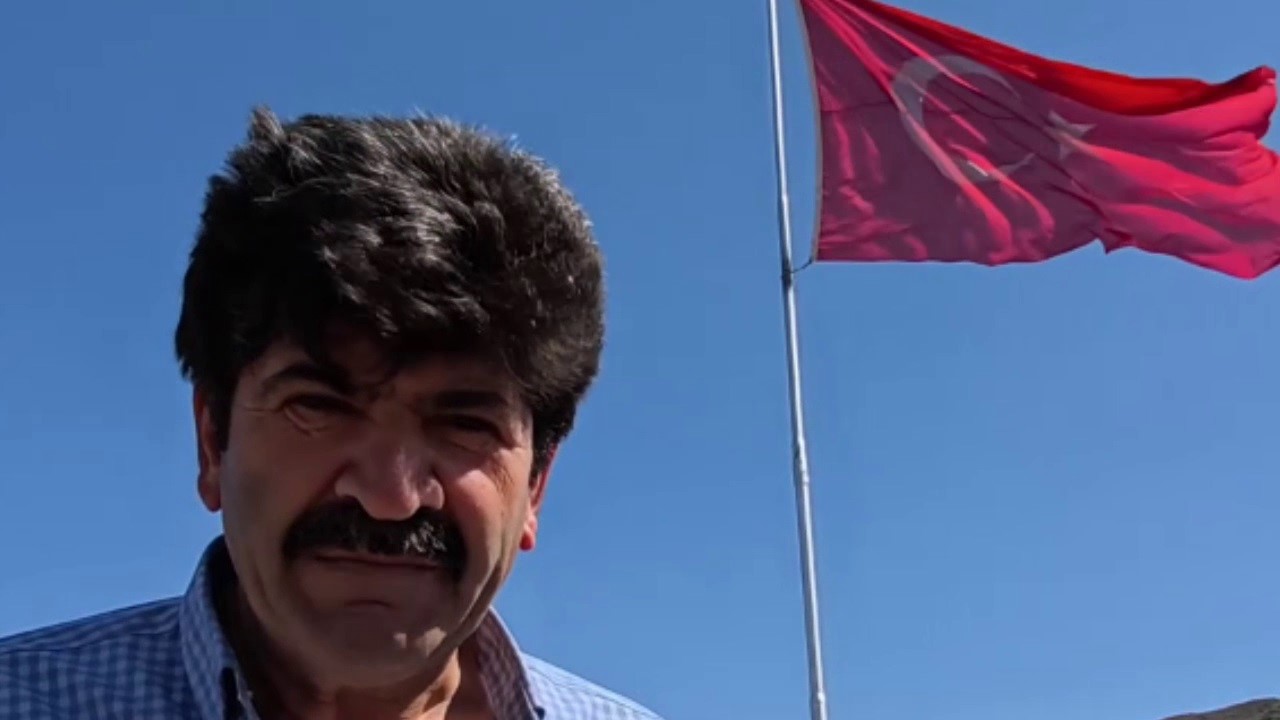 "Bayrak Adam"ın vatan sevdası: Her tepeye bir bayrak

