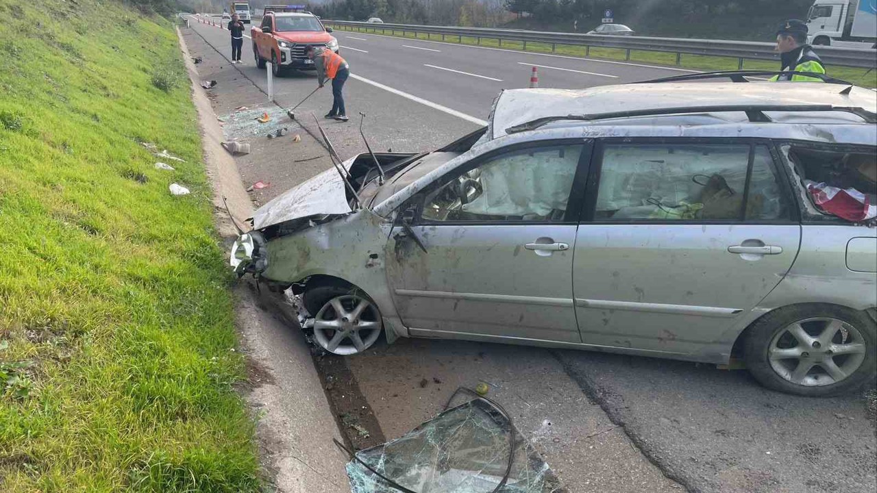 Lastiği patlayan otomobil bariyere çarpıp takla attı
