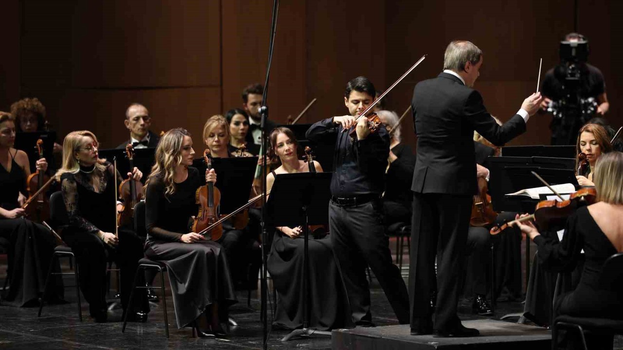İstanbul Devlet Senfoni Orkestrası Aralık ayının ilk konserinde keman virtüözü Robert Lakatos’u ağırladı
