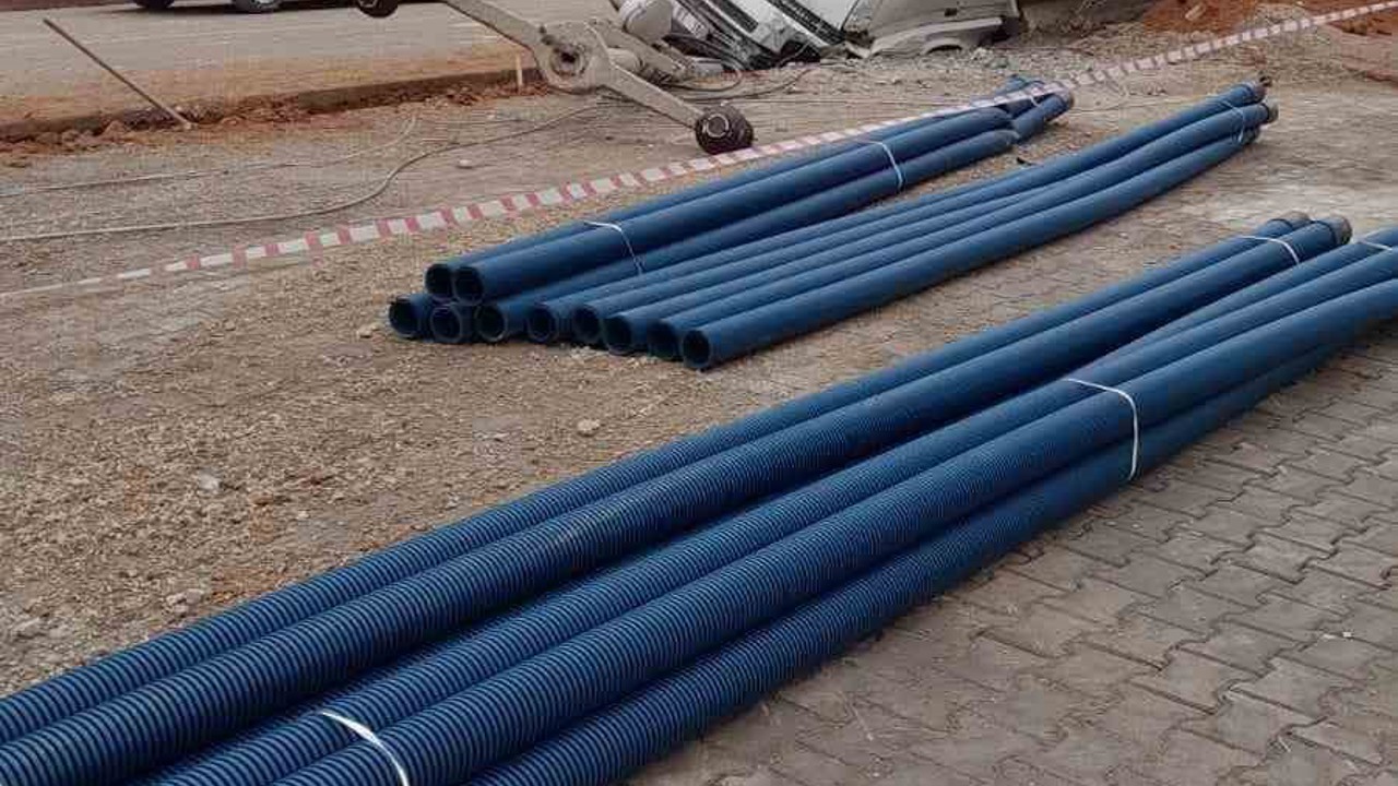 Park halindeki kamyon çukura düştü
