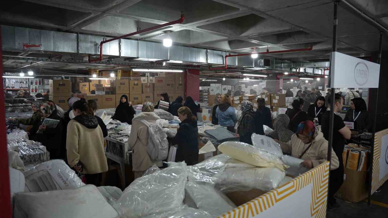 Bahçelievler’de vatandaşlar AVM’deki alışveriş indirimine koştu
