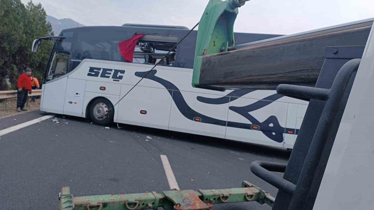 Kazada kapanan E-90 Otoyolu, araçların çekilmesiyle trafiğe açıldı
