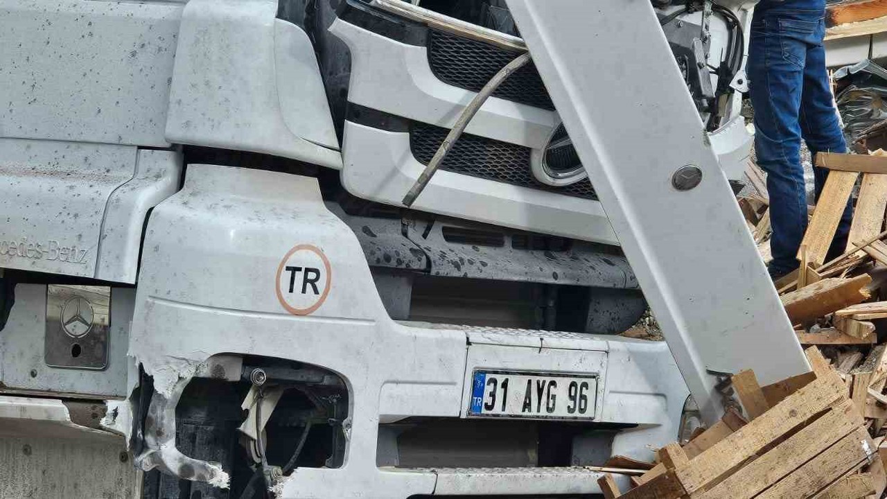 Adilcevaz’da tavuk eti yüklü tır kaza yaptı: Sürücü yaralandı, tavuklar çevreye dağıldı
