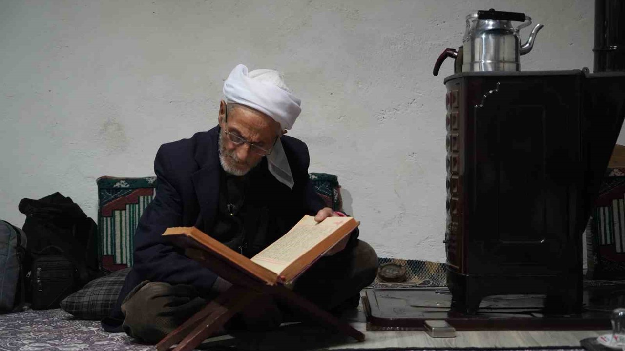 Muş’ta 86 yaşındaki Rüstem dede 50 yıldır sadece çay ve gofretle yaşamını sürdürüyor
