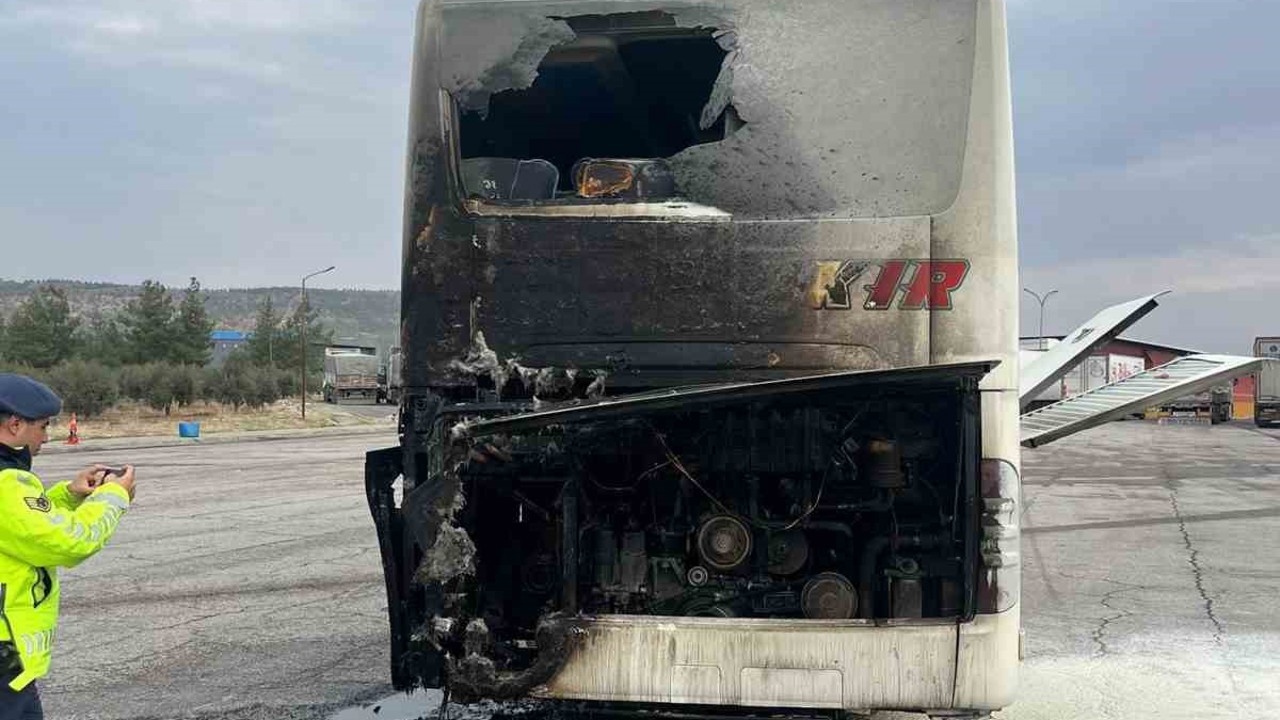 Yolcu otobüsü seyir halindeyken yangın çıktı
