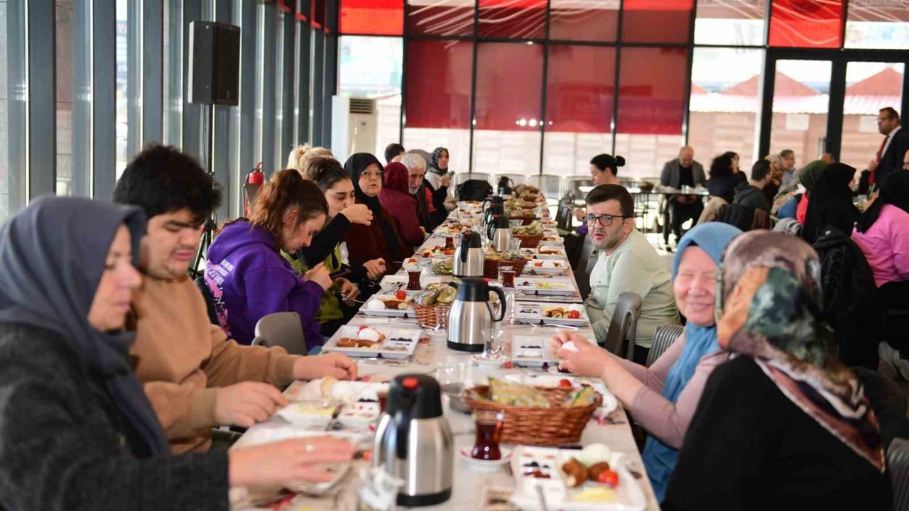 Osmangazi’de engelli bireyler ve aileleri kahvaltıda buluştu
