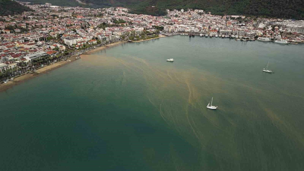 Çamur rengine bürünen deniz havadan görüntülendi
