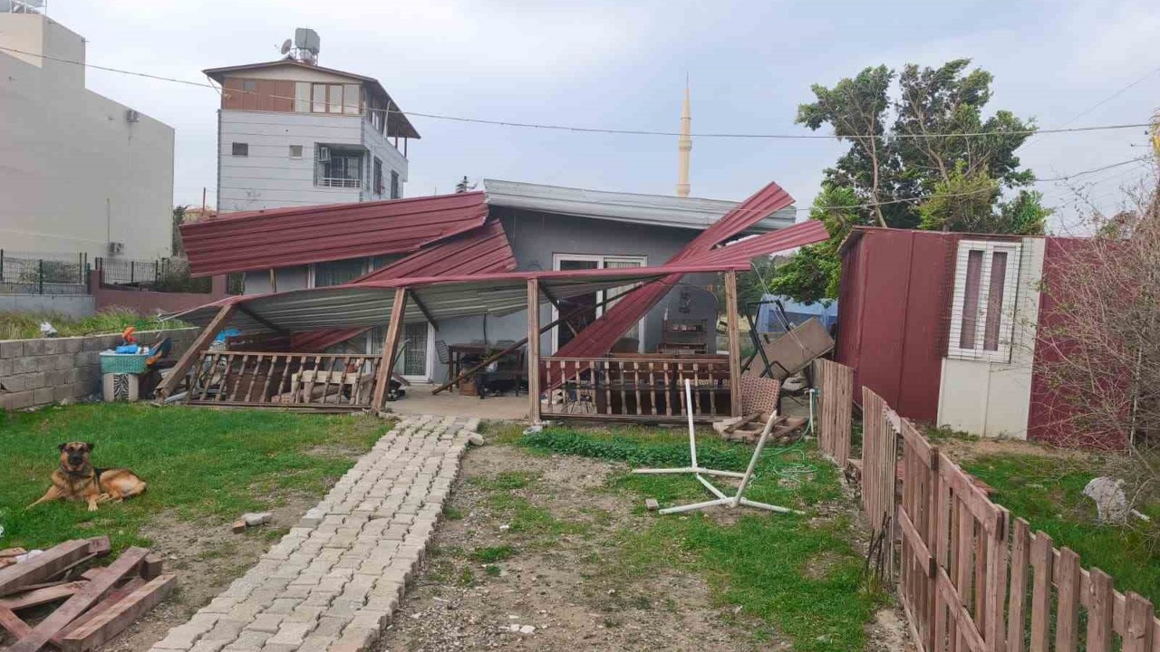 Fırtınanın çatısını uçurduğu evde mahsur kalan 3 kişiyi itfaiye kurtardı
