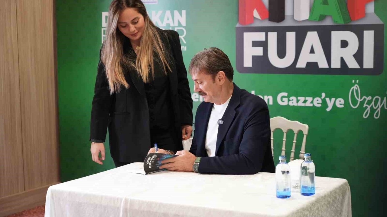 Bahçelievler Belediye Başkanı Hakan Bahadır söyleşi ve imza günü yaptı
