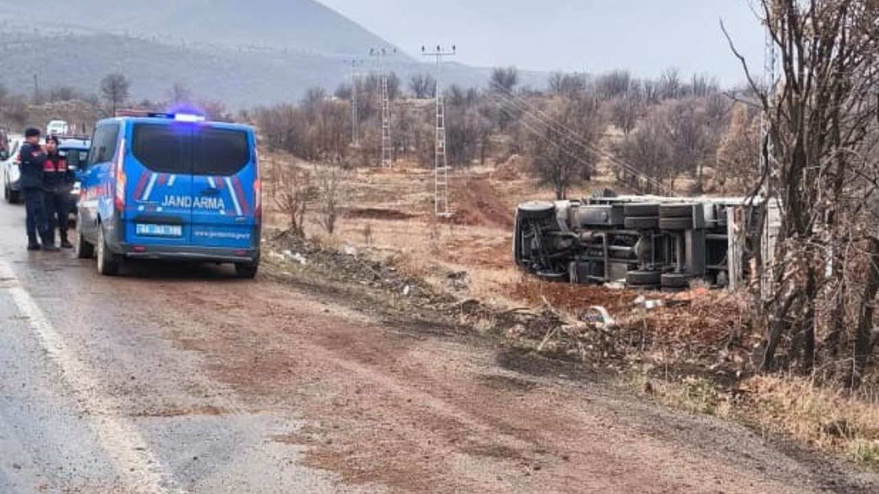 Malatya’da kontrolden çıkan kamyon devrildi: 1 yaralı
