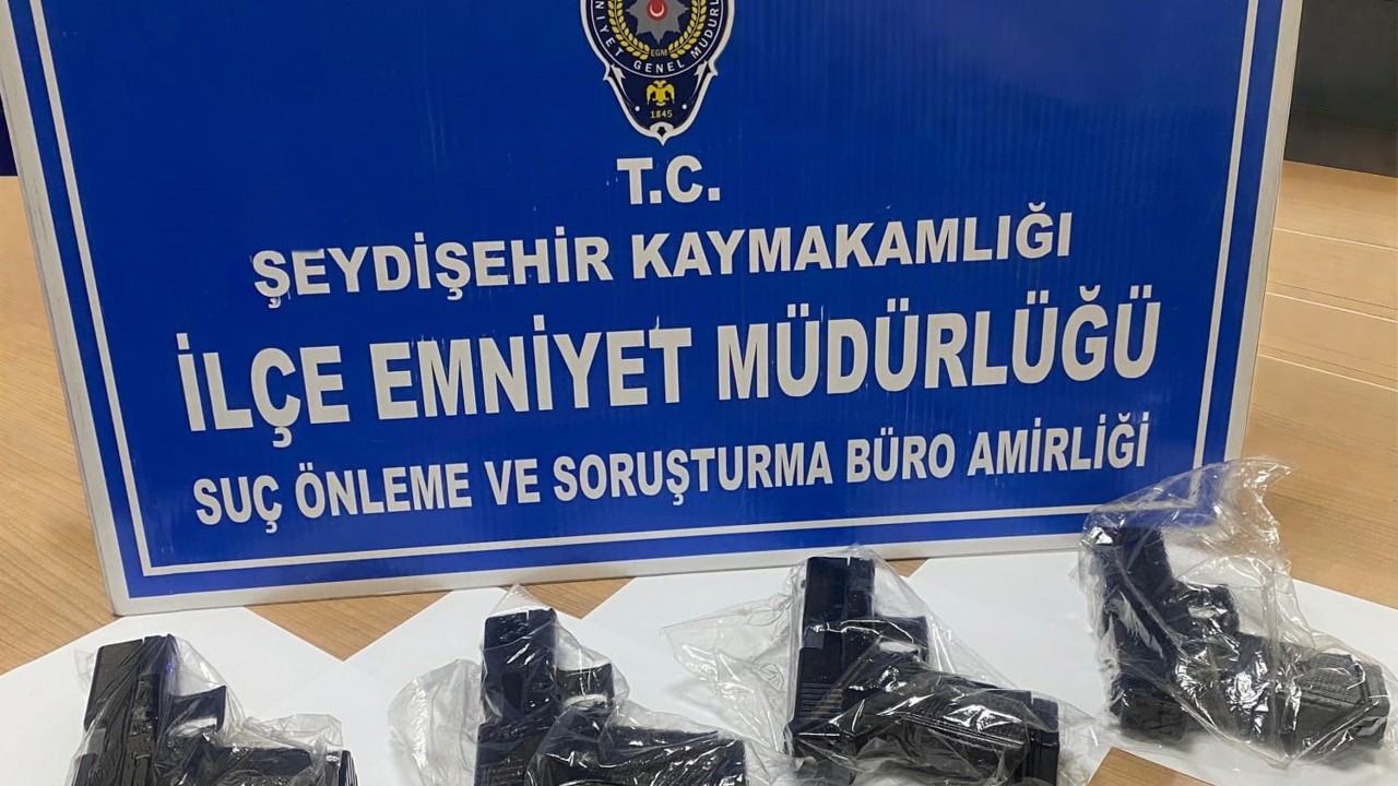 Seydişehir’de polis şüpheli araçtan 4 ruhsatsız tabanca ele geçirdi
