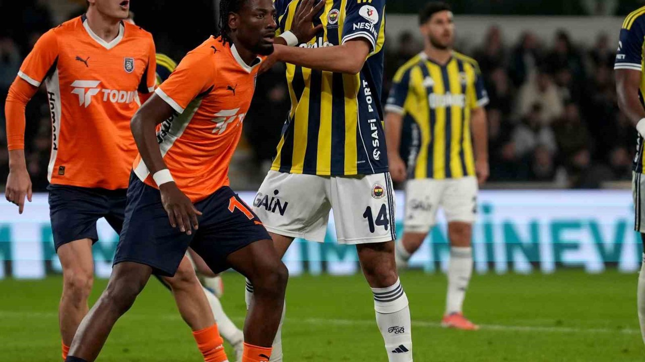 Trendyol Süper Lig: RAMS Başakşehir: 0 - Fenerbahçe: 0 (İlk yarı)
