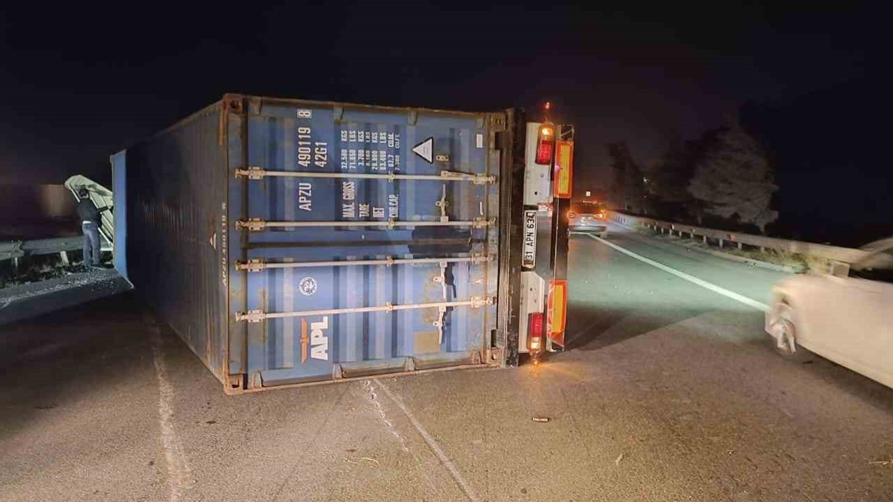 Hatay’da fırtına nedeniyle tırlar devrildi
