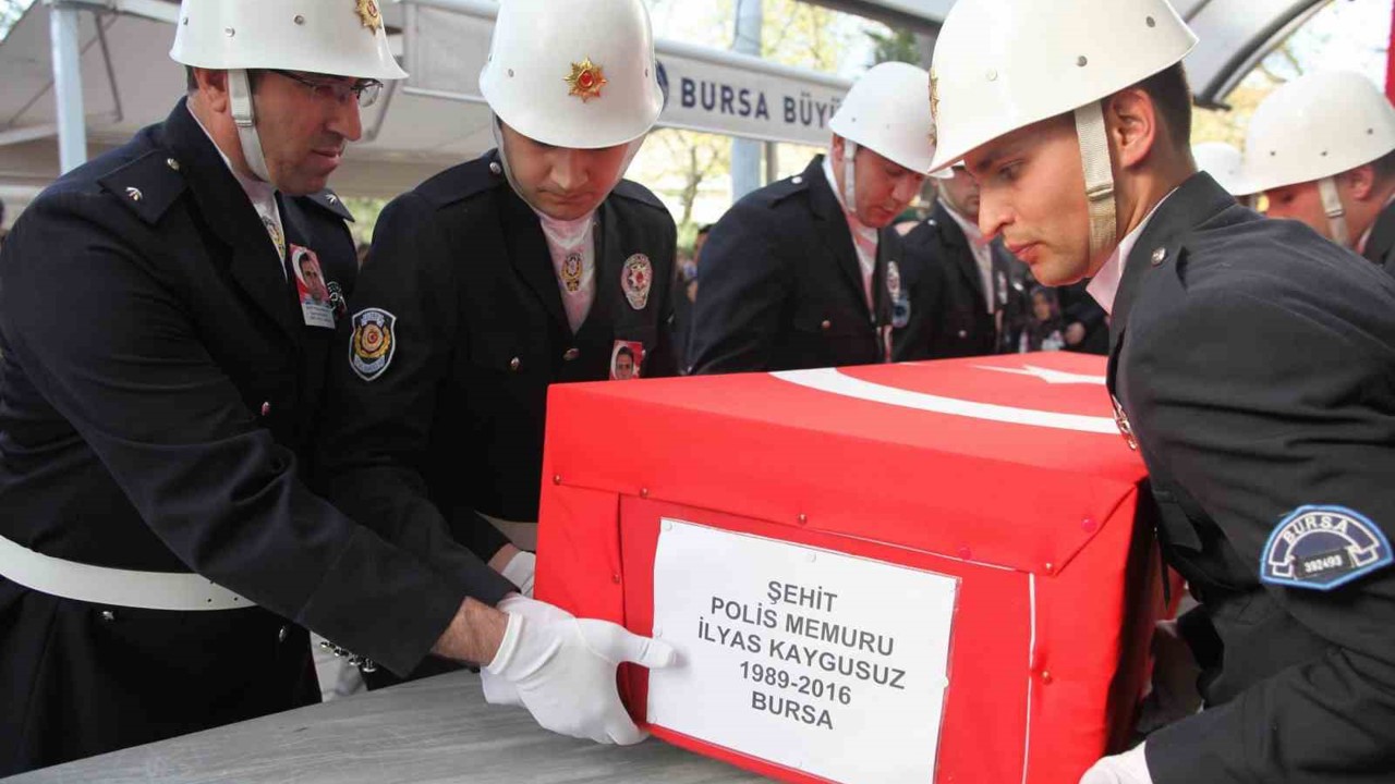 Şehit polisin babasının evi alevlere teslim oldu
