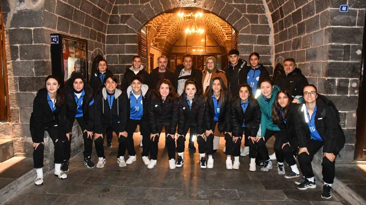 Siverek Belediyesi, Ağrı kadın futbolcularının konaklama masraflarını üstlendi
