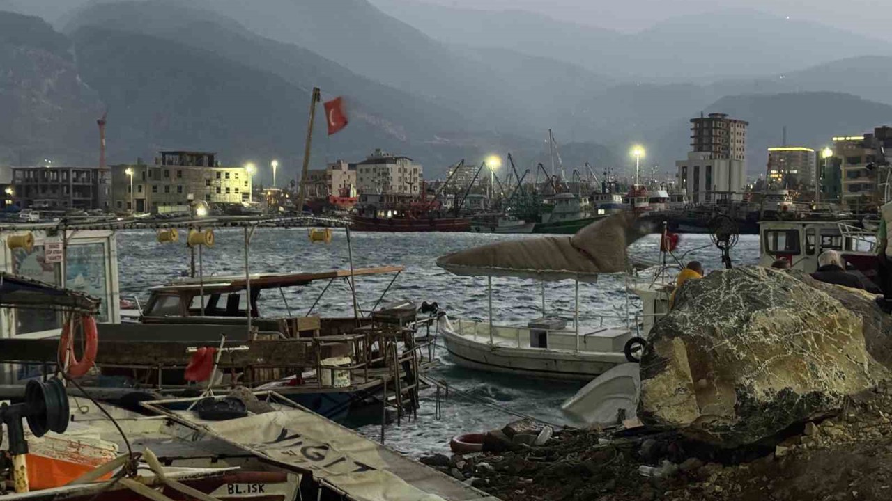 Hatay’da fırtınanın etkisiyle 5 tekne ve 1 yat alabora oldu
