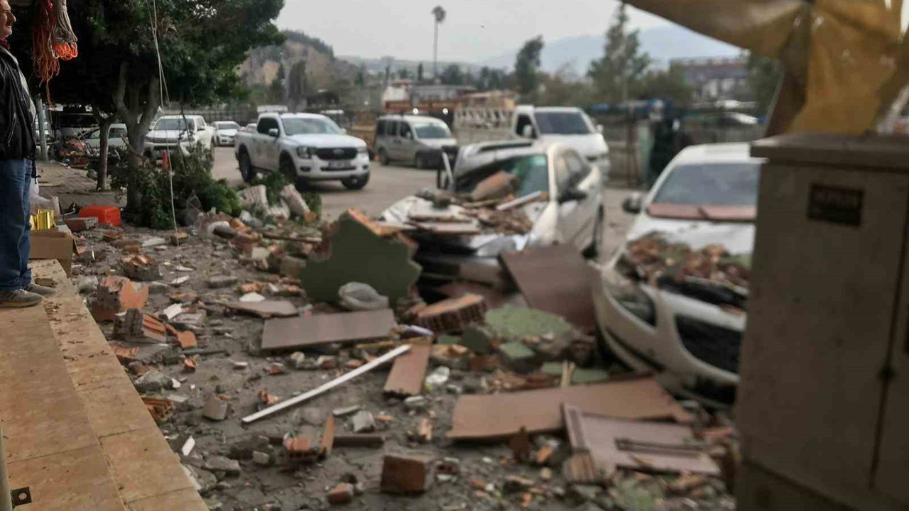 Fırtınanın etkisiyle yıkılan duvar 3 otomobile ve 1 motosiklet zarar verdi
