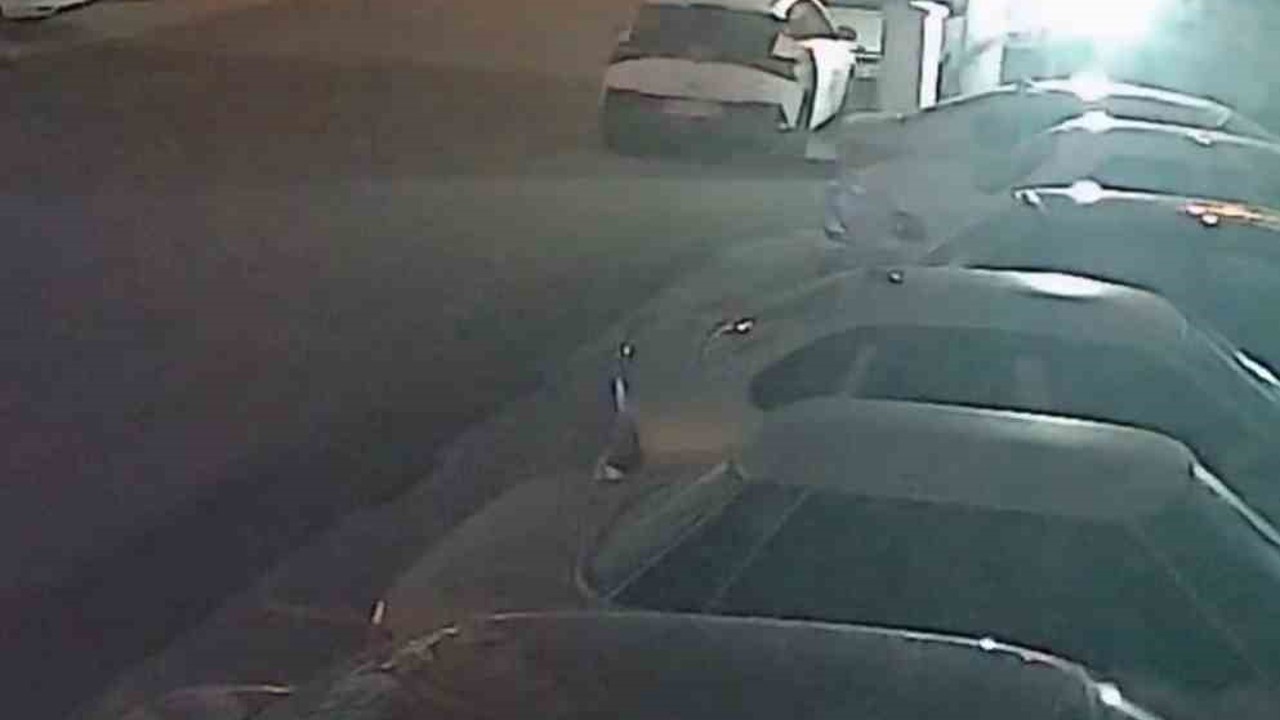 Şiddetli fırtınayla harekete geçen çöp konteyneri, iki otomobilin arasında durdu o anlar kamerada
