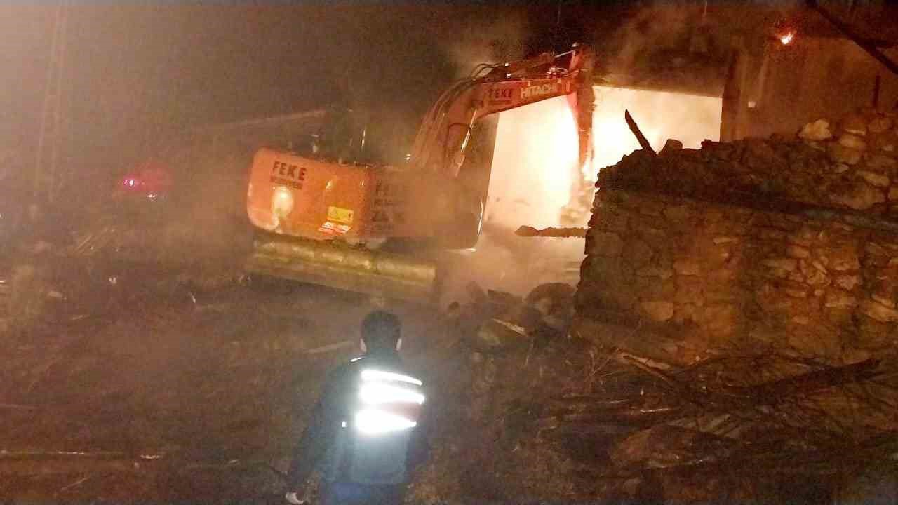 Feke’de ev yangını: bir ev kül oldu, lojman zarar gördü
