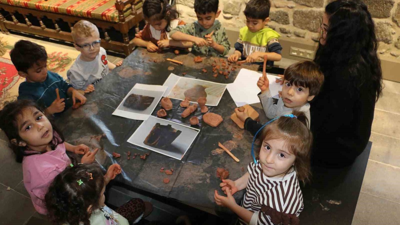 Diyarbakır İçkale Müzesi’nde kurulan çocuk atölyesinde çocuklar kendi eserlerini yapıp sergiliyor
