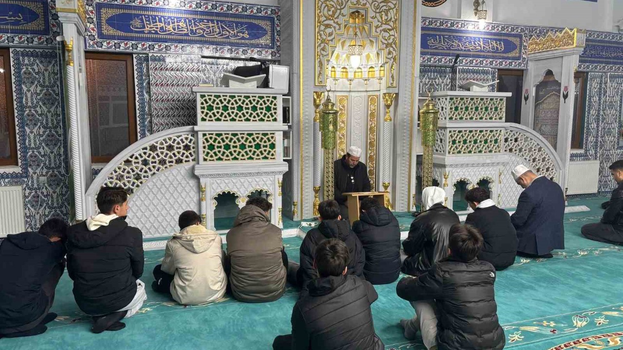 Fen lisesi öğrencileri Hisar Camii’nde sabah namazında buluştu

