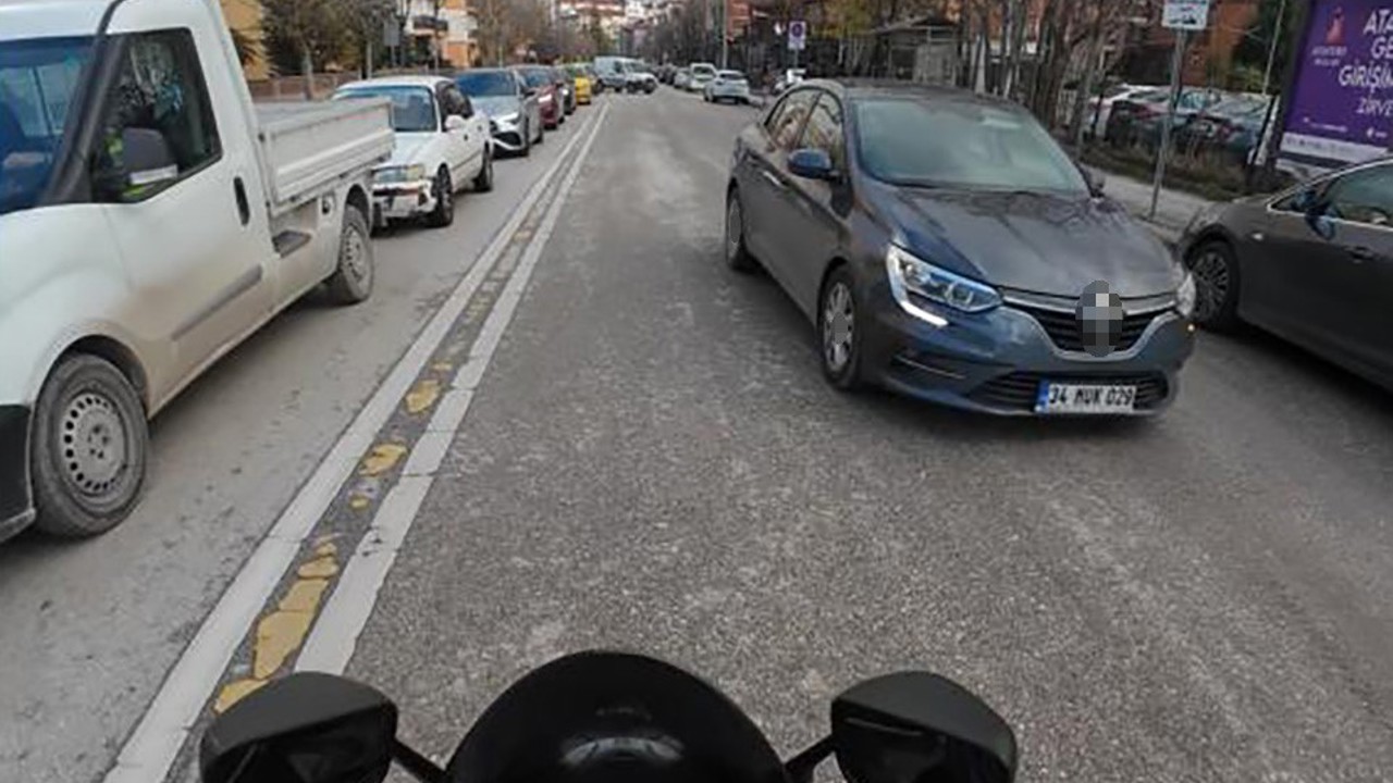 Yoğun trafikte ters yöne giren sürücü tehlikeye davetiye çıkardı
