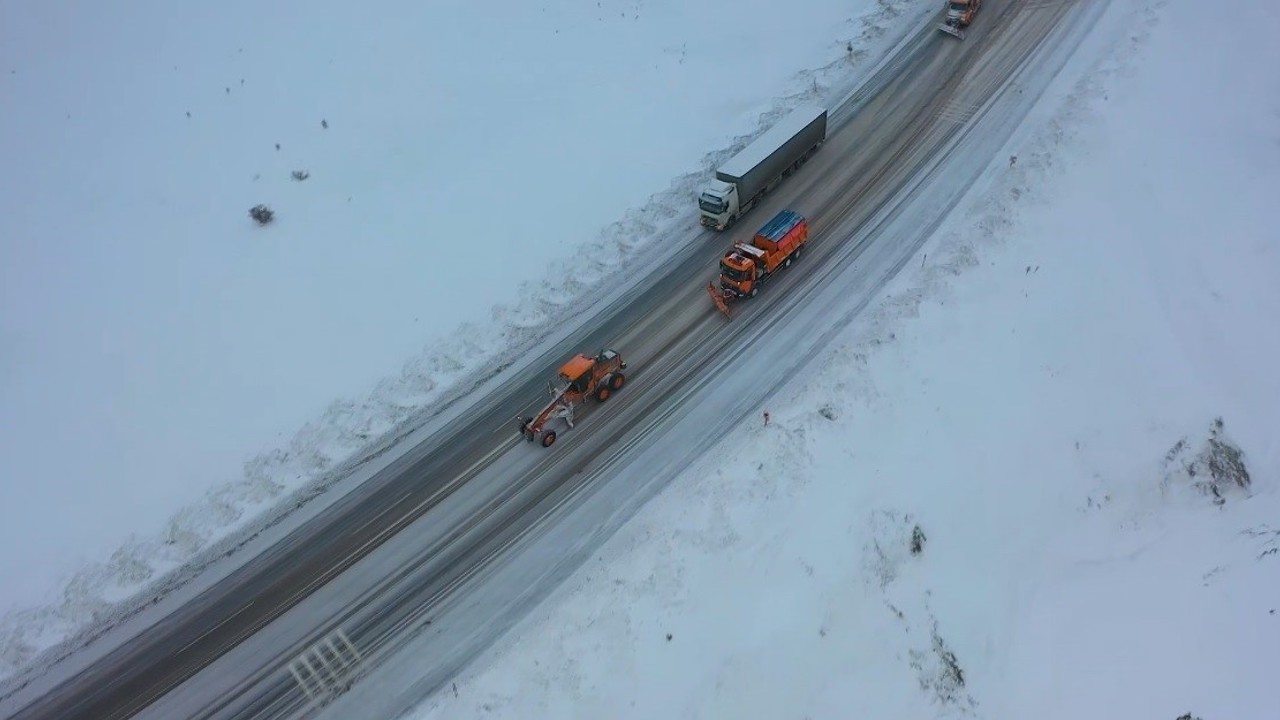Bayburt ve Erzincan’ın yüksek kesimlerinde kar yağışı etkili oldu
