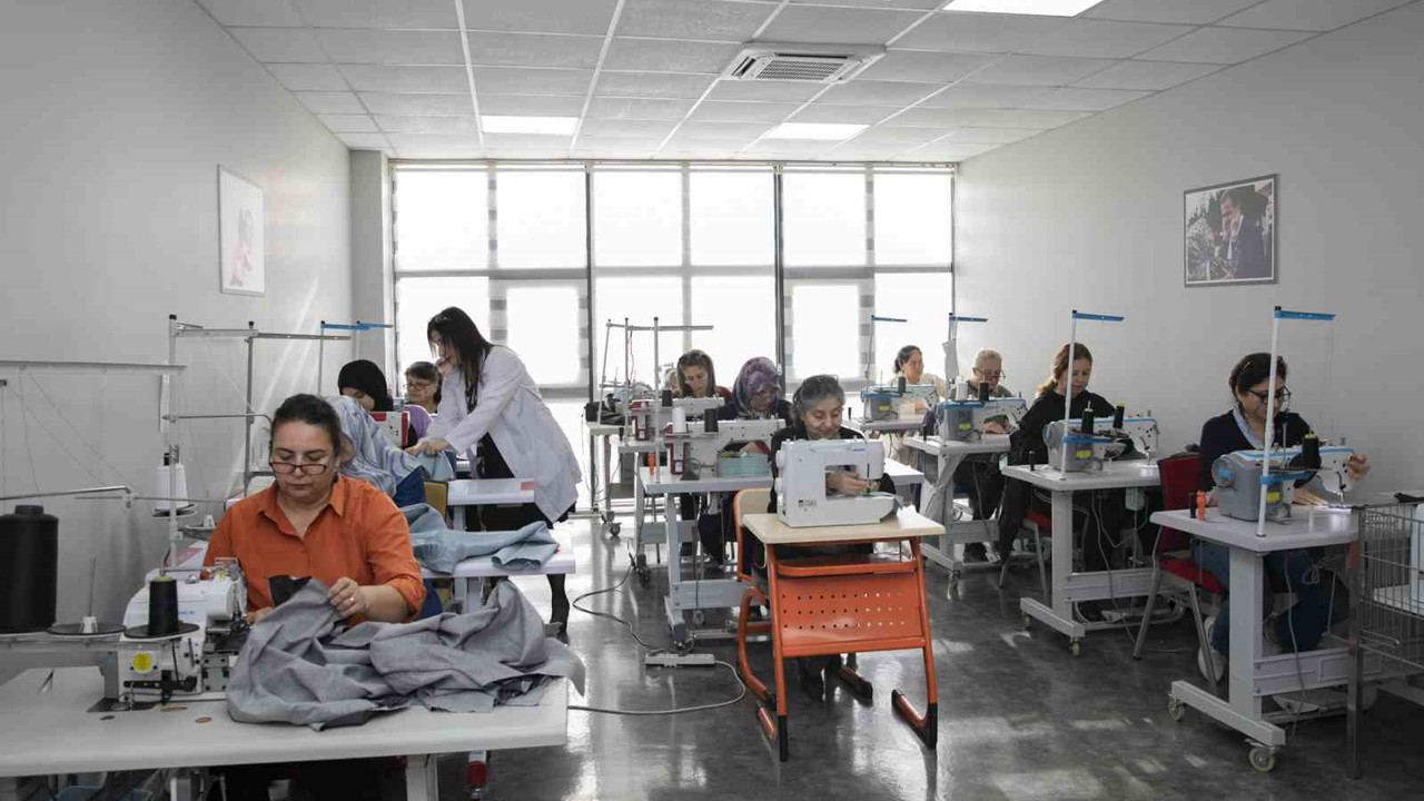 Mersin’de giyim üretim kurslarına büyük ilgi
