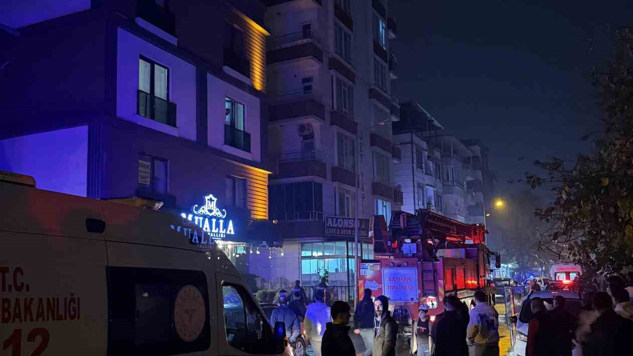 Batman’da cinnet getiren şahıs, evinin eşyalarını sokağa fırlattı
