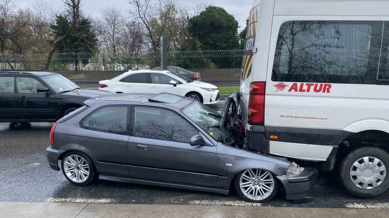 Sarıyer’de kontrolden çıkan otomobil servis aracının altına girdi: 1 yaralı
