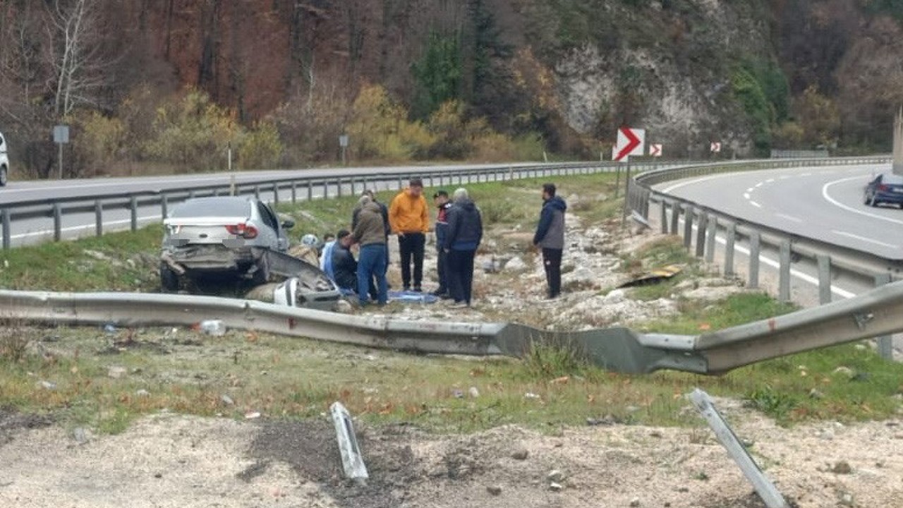 Kontrolden çıkan otomobil bariyerlere çarpıp refüje girdi; 2 kişi yaralı
