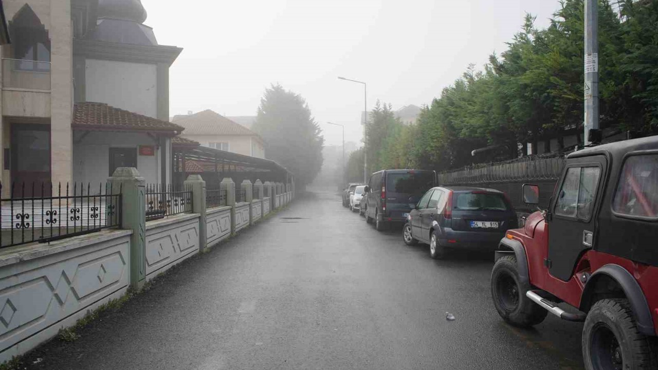 Sakarya’da sis görüş mesafesini 50 metreye düşürdü
