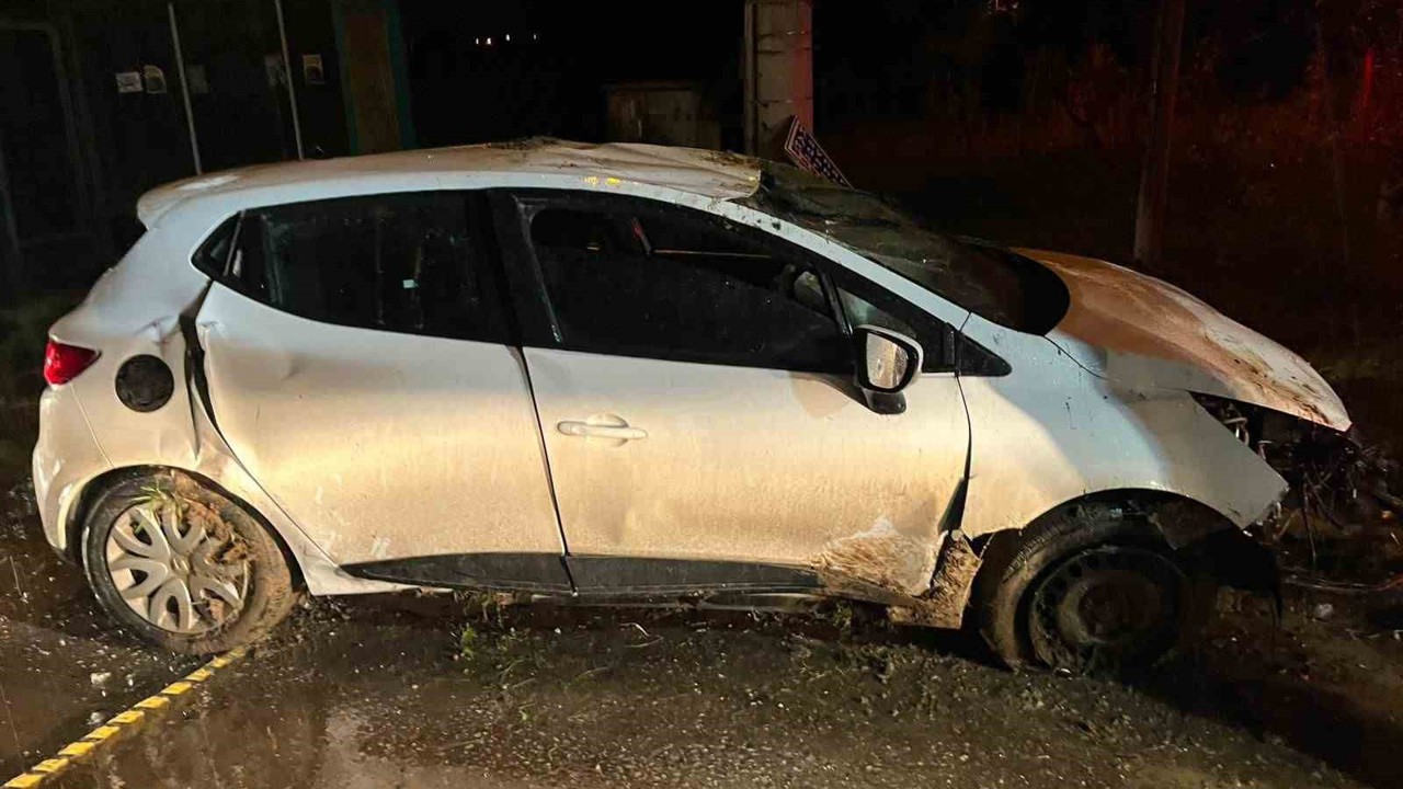 Sakarya’da takla atan otomobilde sıkışan sürücü yaralandı
