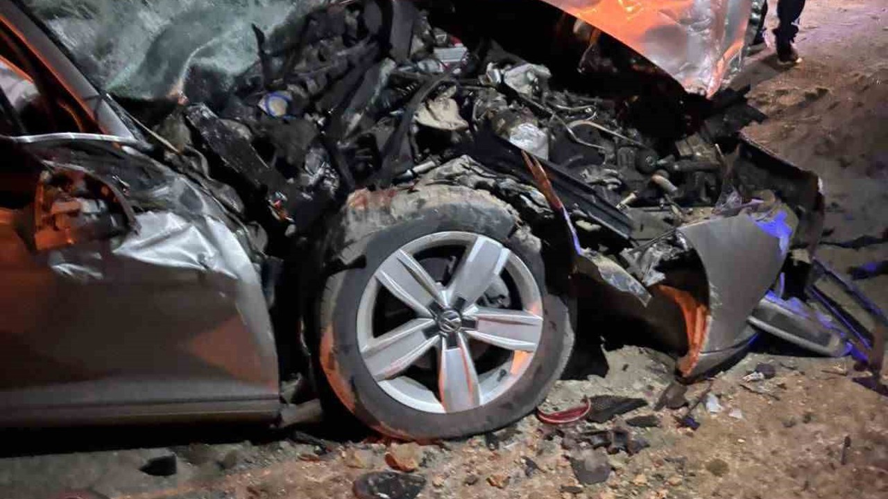 Çekiciye çarpan otomobilin sürücüsü yaralandı
