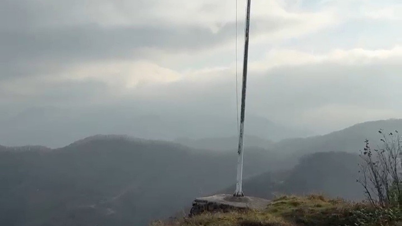 Yıpranan bayrak değiştirilmeyi bekliyor
