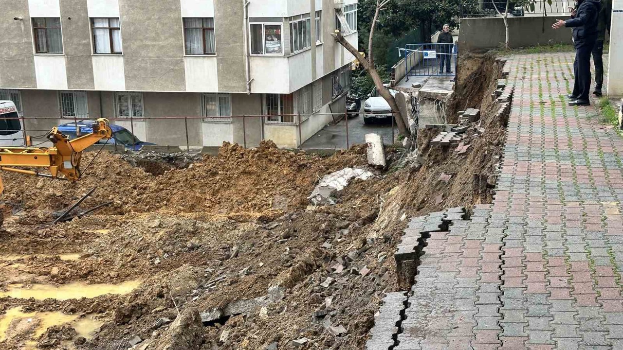 Kadıköy’de yağışlara dayanamayan istinat duvarı çöktü
