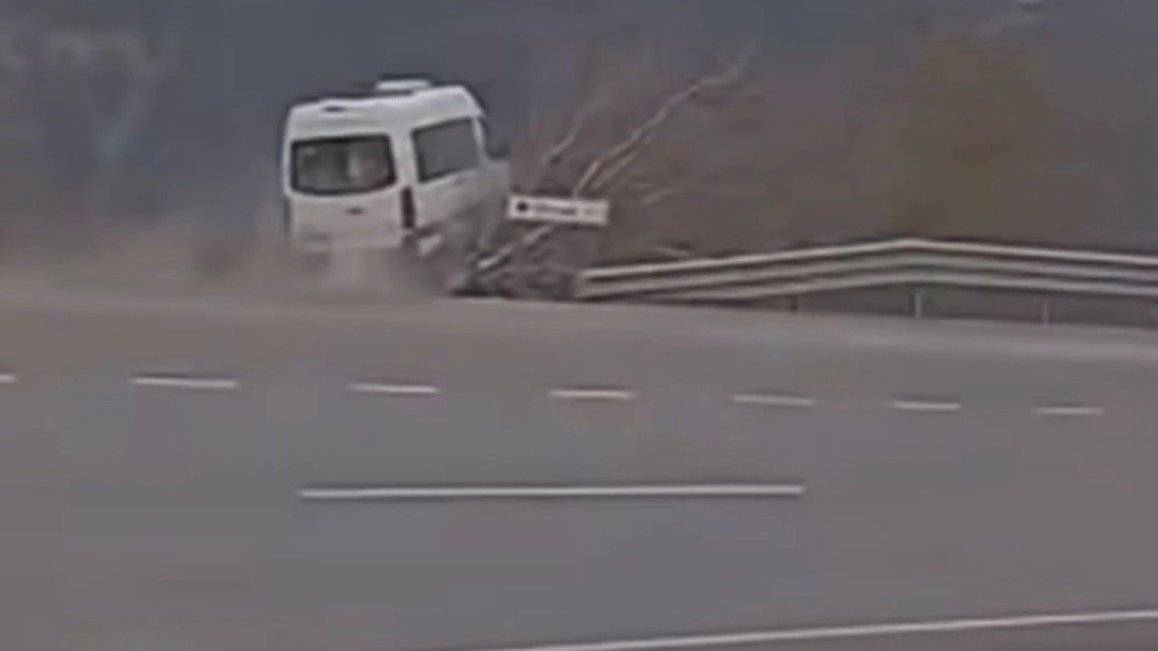 Tarım işçilerini taşıyan minibüsün şarampole uçtuğu kaza kamerada
