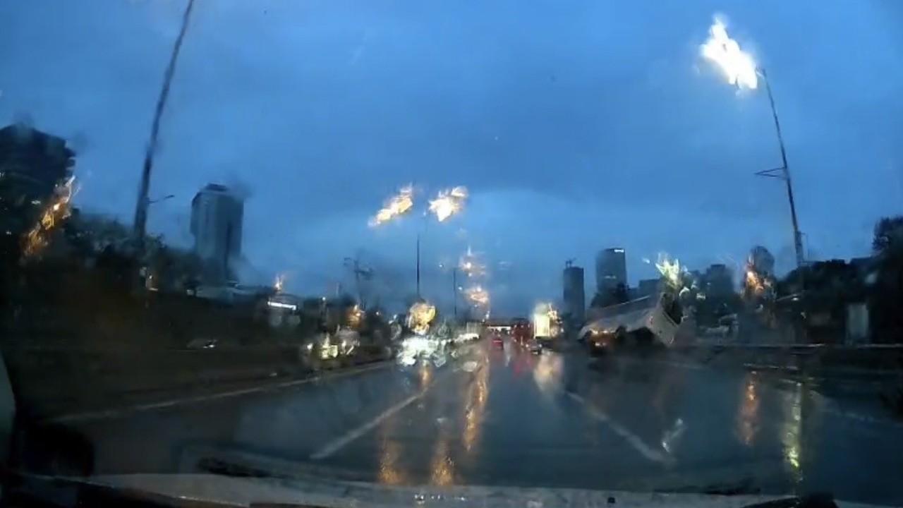 Maltepe’de minibüsün devrildiği anlar kamerada
