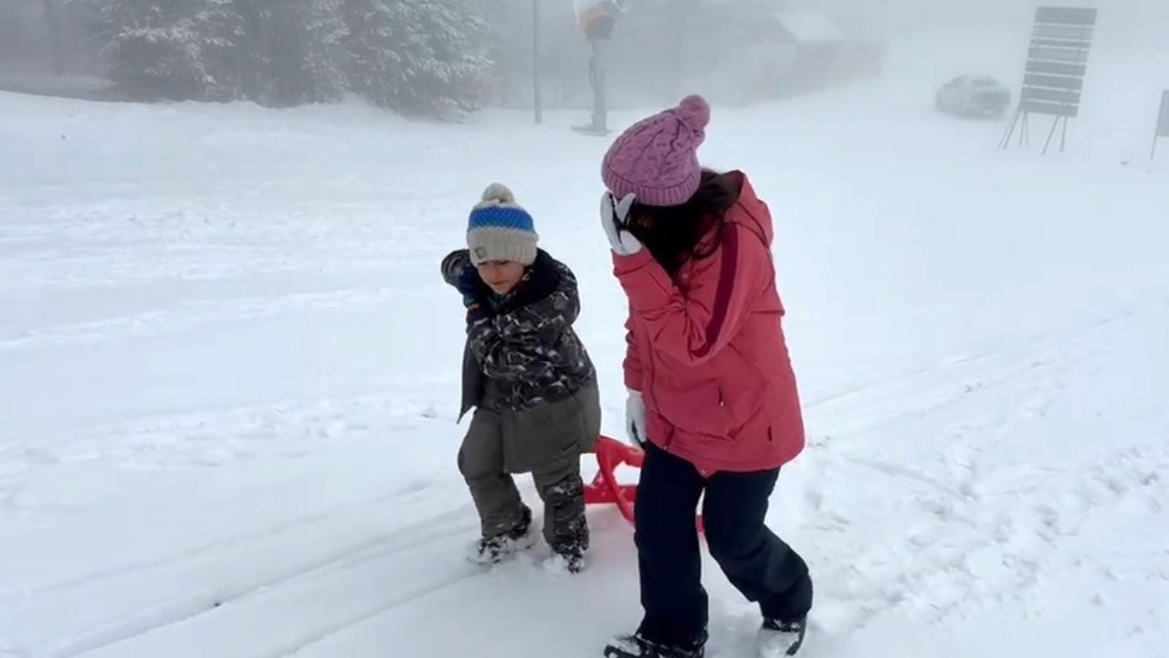 Kars’ta kar coşkusu: Çocuklar kardan adam yaptı, kızak kaydı
