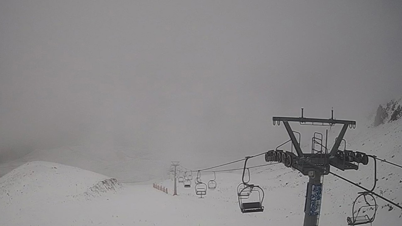 Davraz Kayak Merkezine mevsimin ilk karı düştü bazı noktalarda beyaza bürüdü
