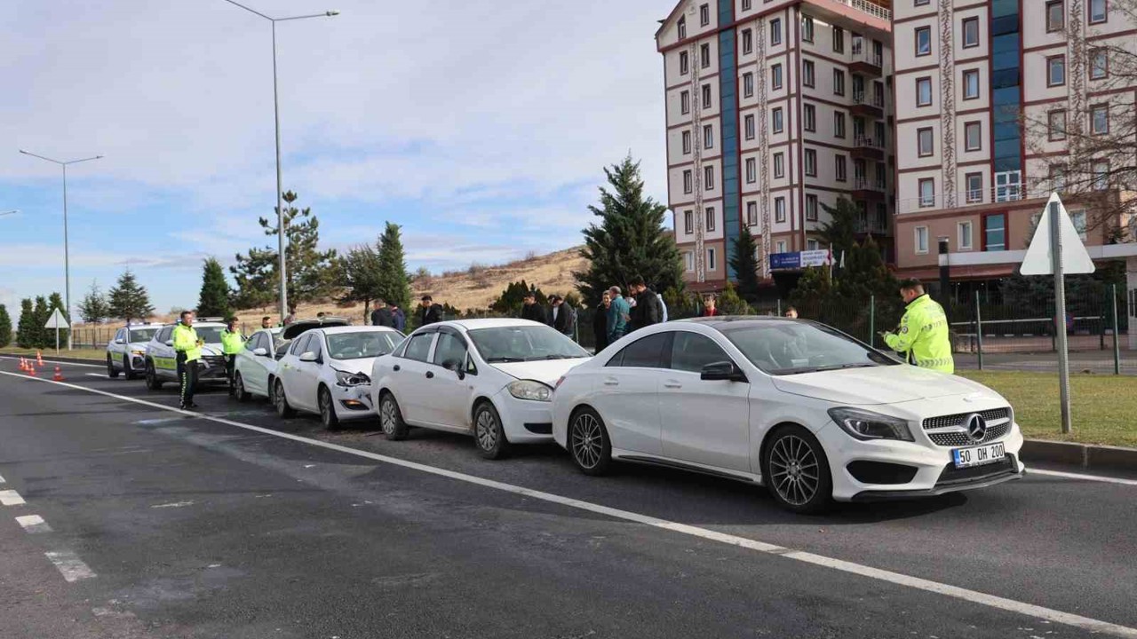 Nevşehir’de 4 otomobil birbirine girdi: 2 yaralı
