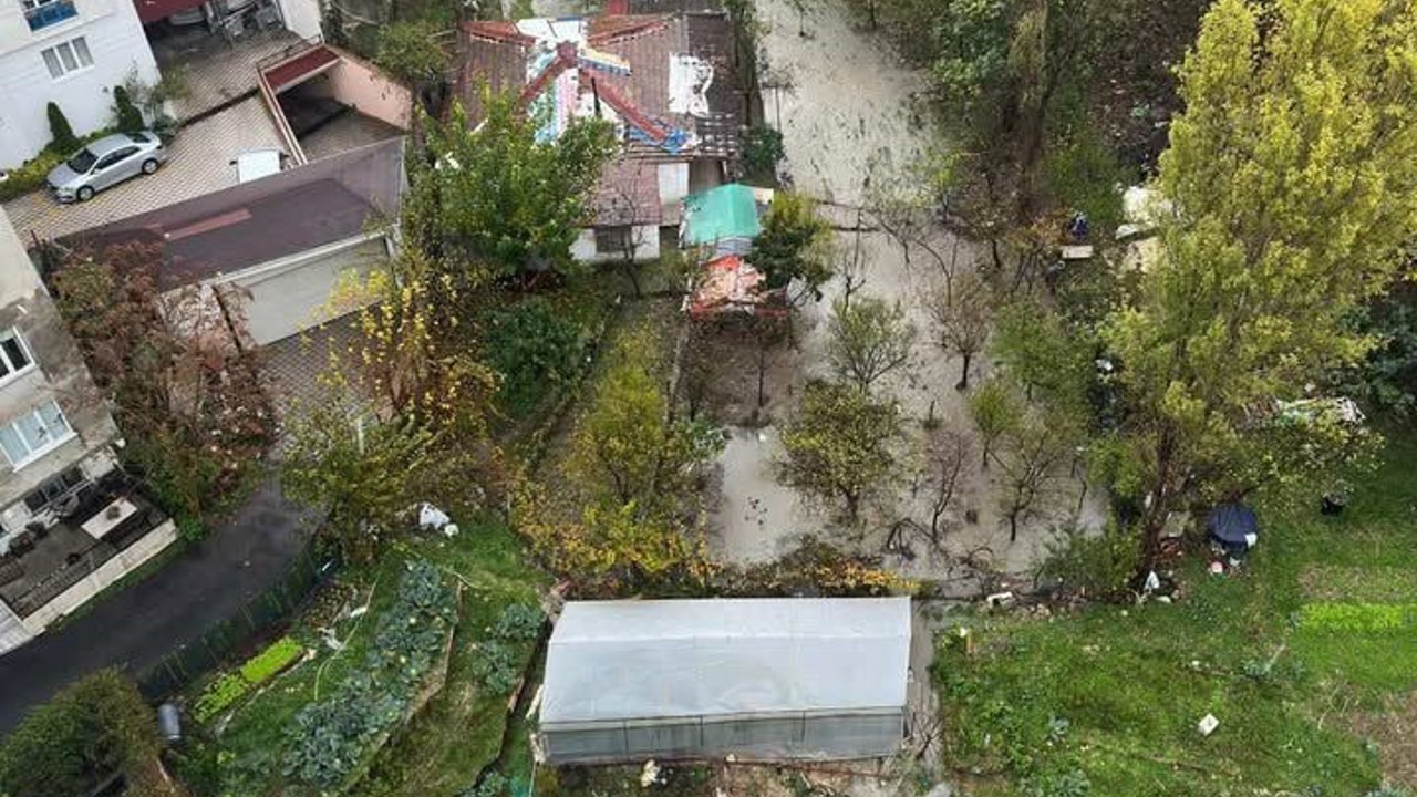 Küçükçekmece’de site otoparkını su bastı
