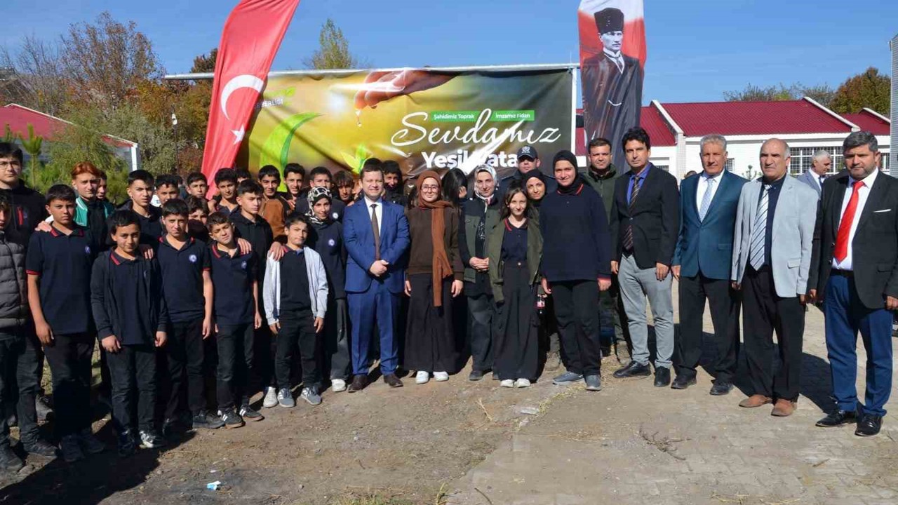 Tatvan’da okul bahçeleri fidanlarla yeşilleniyor
