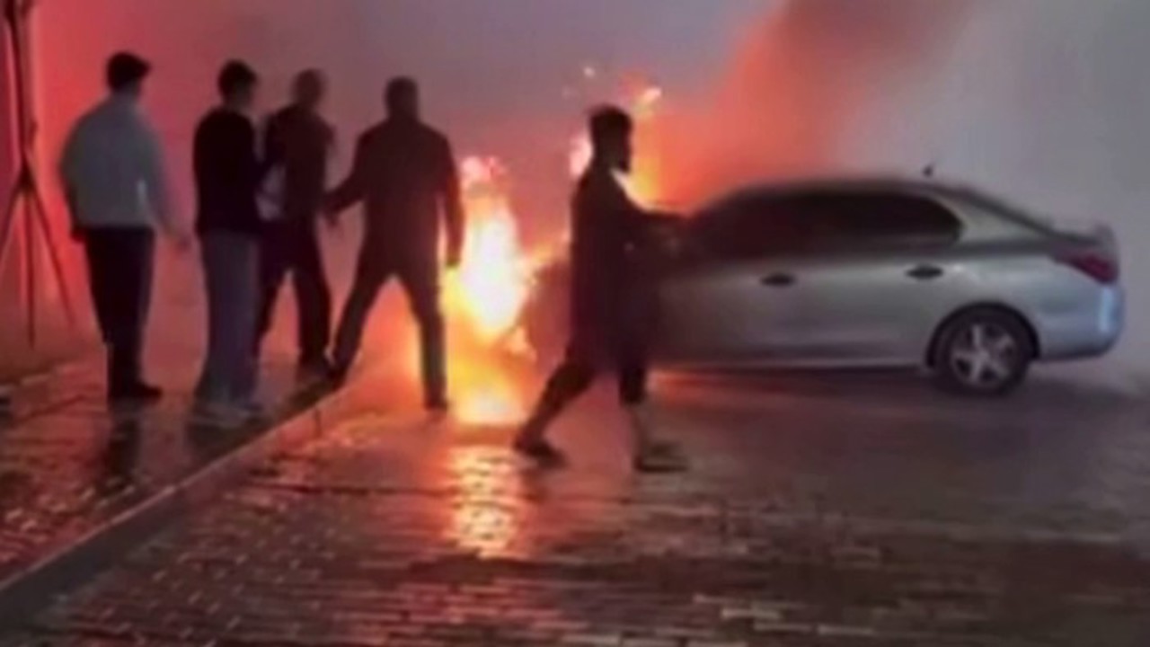 Gaziantep’te park halindeki otomobil alev alev yandı
