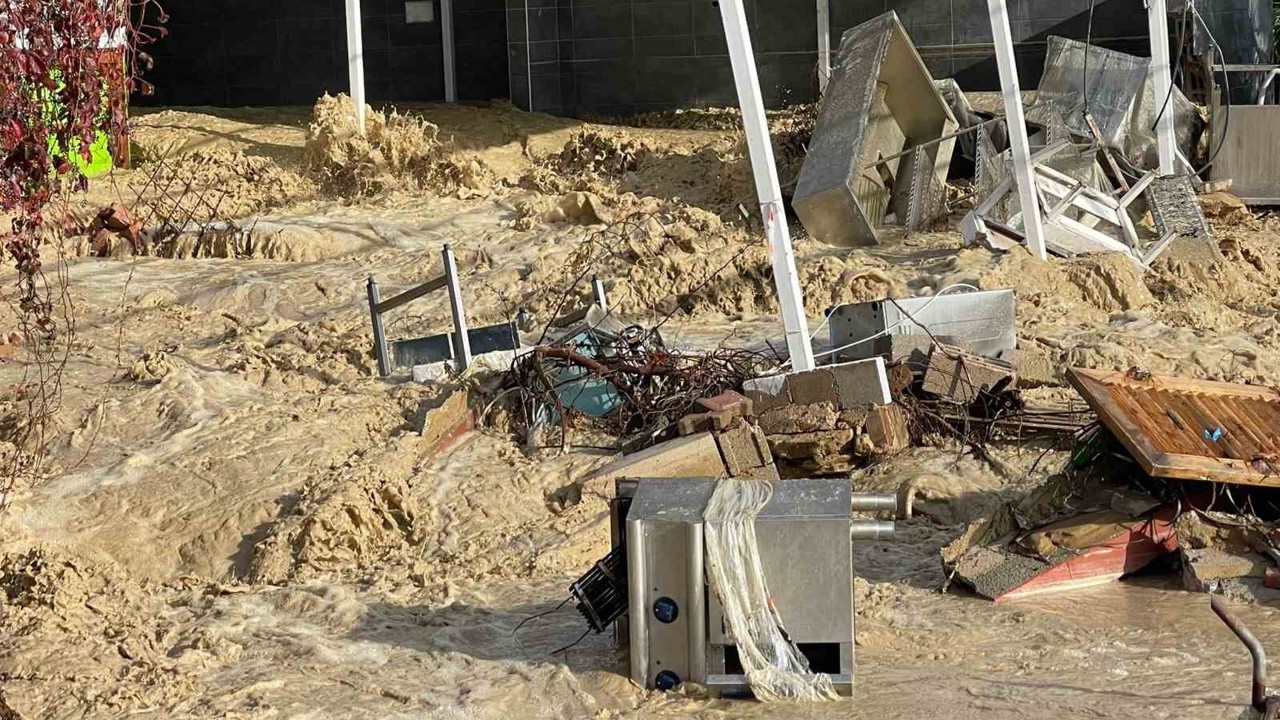 Alanya’da taşan dere 5 yıldızlı otelin sahildeki kafesini yıktı
